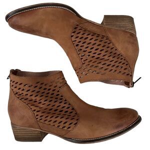 EUC Seychelles Leather Ankle Boots
